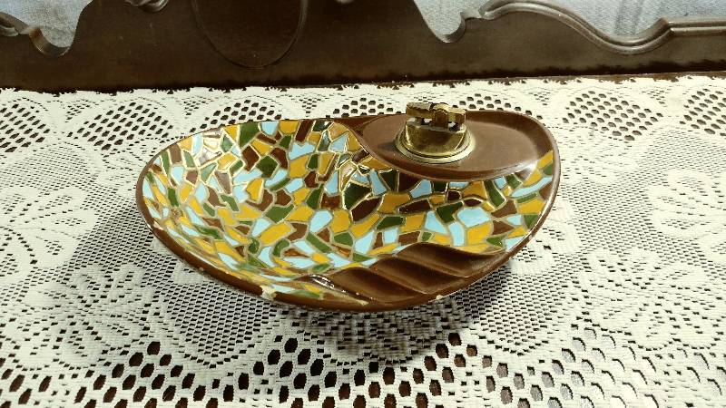 lot 208 image: Mid-Century Ashtray with Built in Lighter