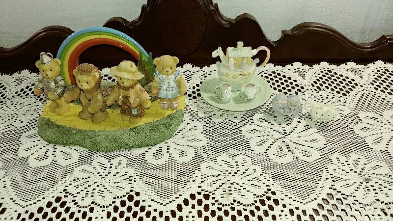 lot 73 image: Cherish Teddies and Precious Moments Scene