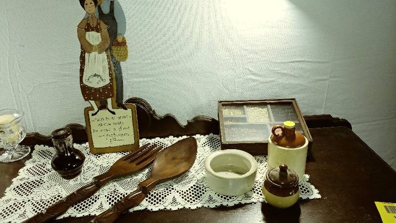 lot 96 image: Farm Themed Dcor
