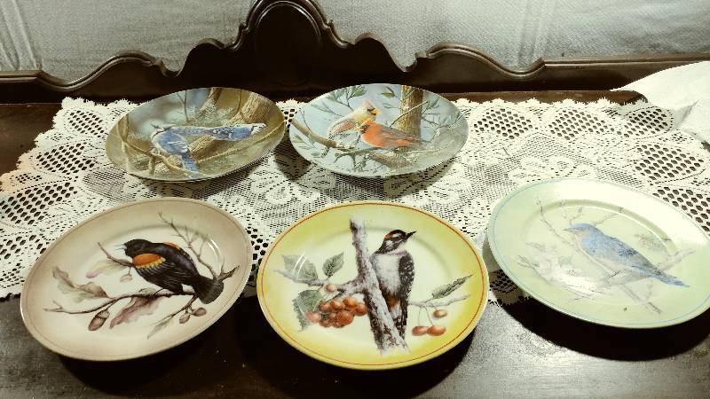 lot 91 image: 5 Decorative Bird Plates