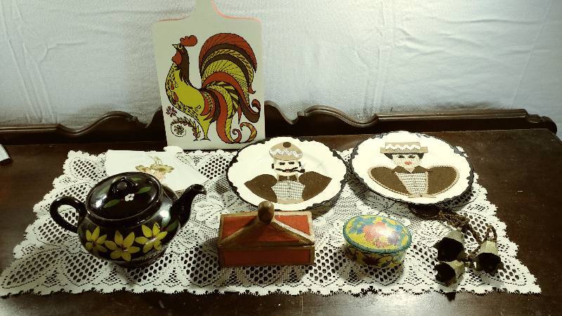 lot 88 image: Misc Decor  Vintage Tea Pot with Stamp on Bottom