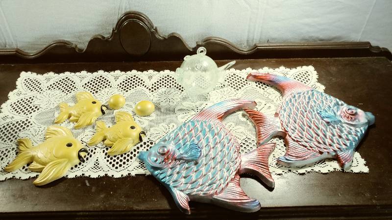 lot 87 image: Fish Dcor