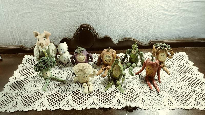 lot 86 image: Vegetable Figurines and Pig Decor