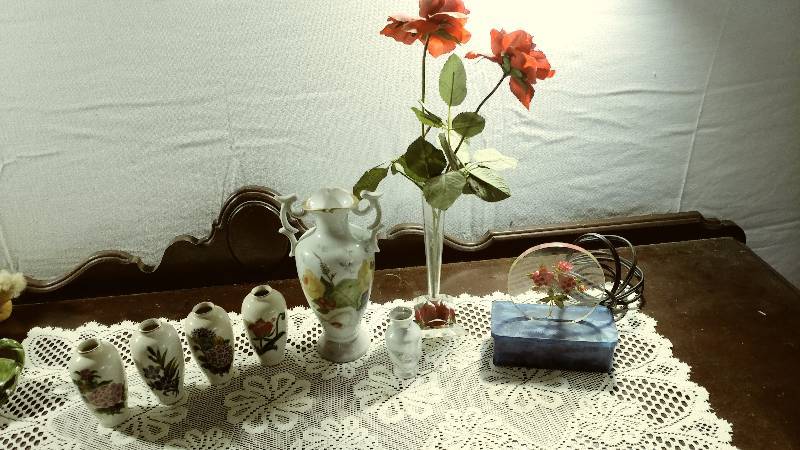 lot 84 image: Vases and a Rose Light