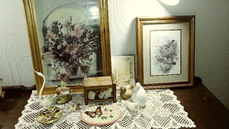 lot 81 image: Miscellaneous Decor