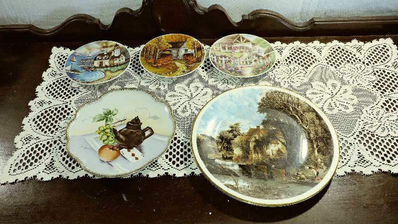 lot 78 image: Assortment of 5 Decorative Plates
