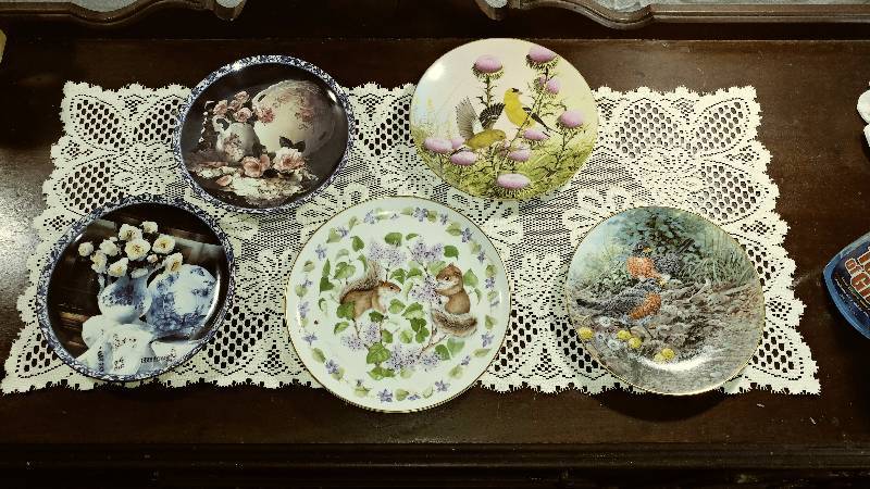 lot 76 image: Assortment of 5 Decorative Plates