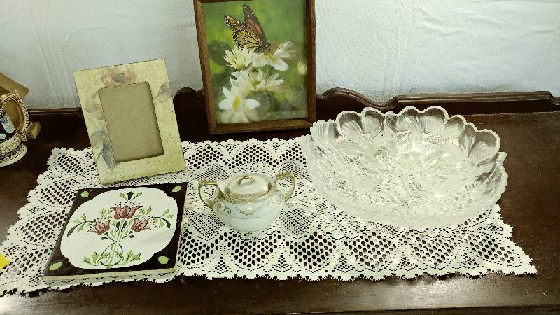 lot 75 image: China, Picture, Crystal Bowl and ect.