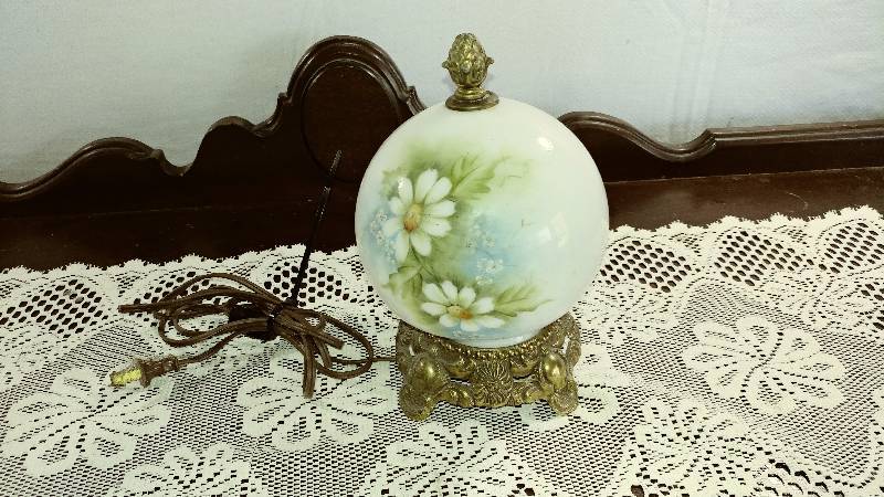 lot 74 image: Antique Lamp