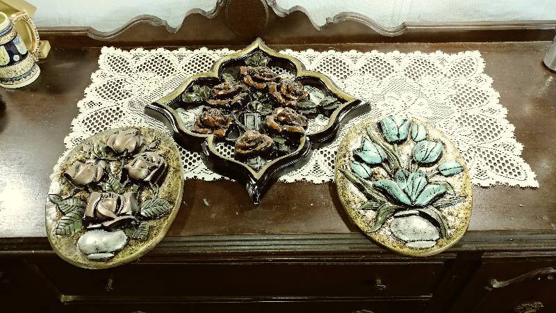 lot 214 image: Ceramic Flower Wall Dcor