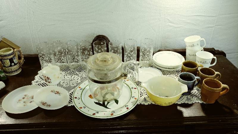 lot 218 image: Glassware and Percolator