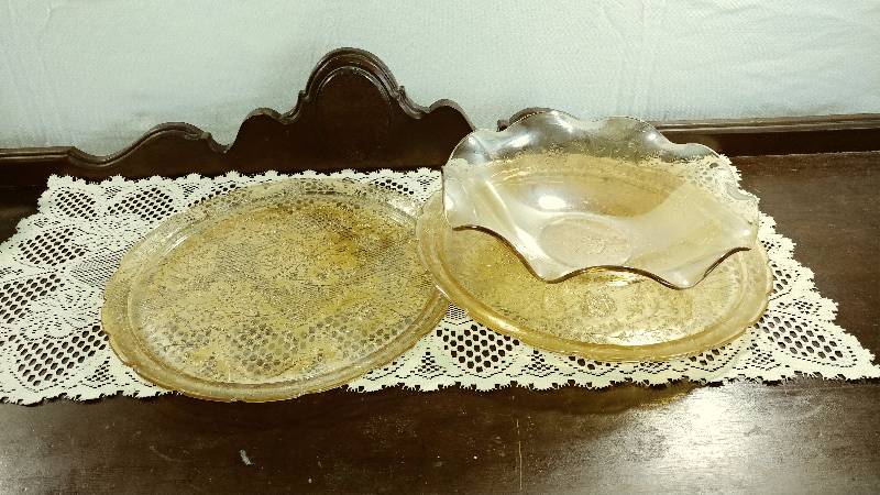 lot 224 image: Matching Depression Glass Platters and Bowl