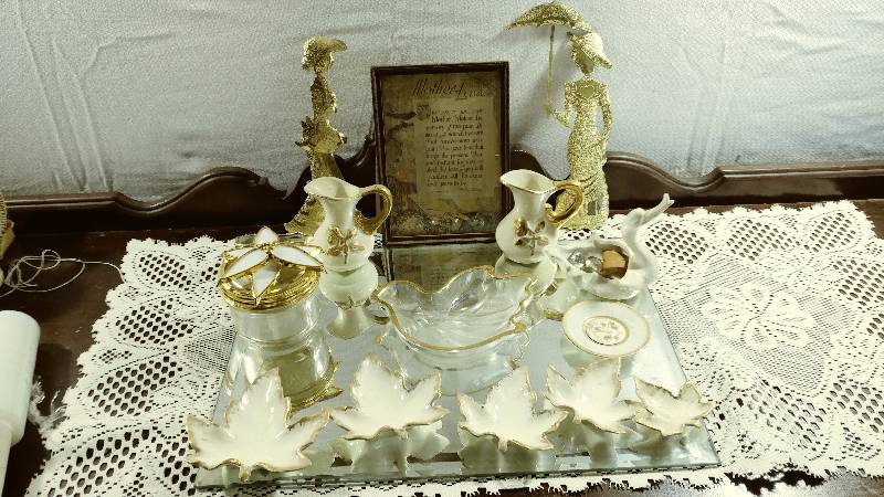 lot 233 image: Gold Dcor