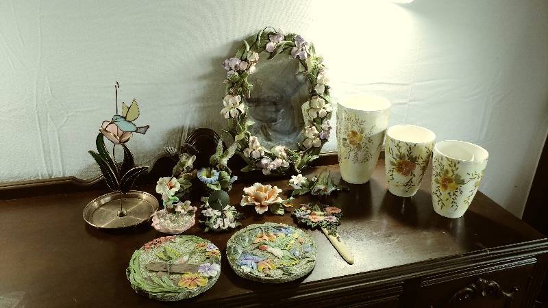 lot 15 image: Hummingbird Decor