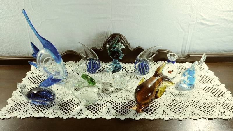 lot 18 image: Fish and Other Aquatic Glass Figurines