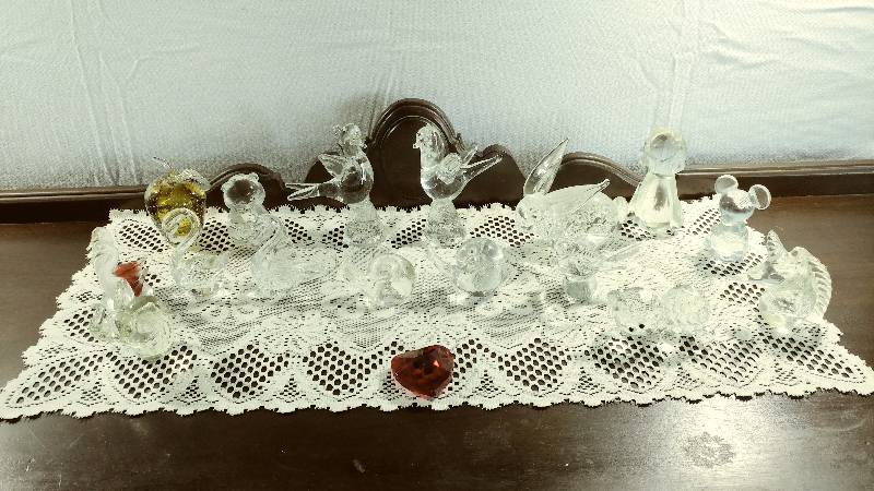 lot 17 image: CrystalGlass Figurines