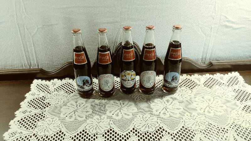 lot 32 image: Vintage Coca-Cola Bottles