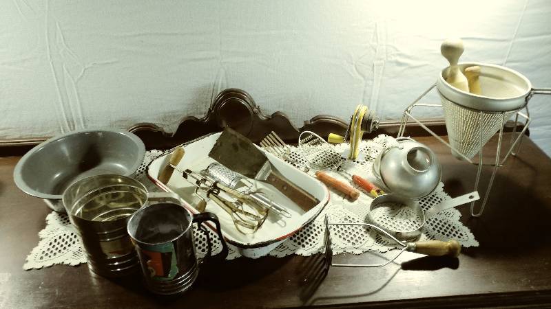 lot 31 image: Vintage Kitchen Accessories