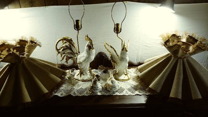 lot 48 image: White and Gold Rooster Lamps and Dcor