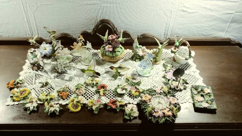 lot 61 image: LARGE Lot of Hummingbird Decor