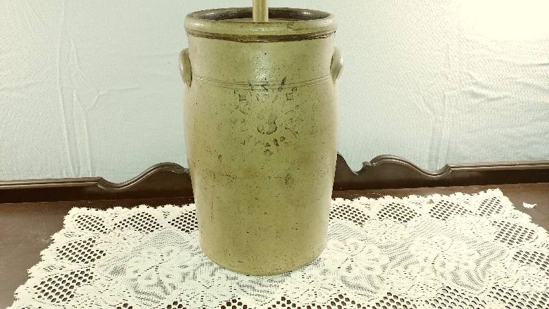 lot 45 image: 3 Gallon Butterchurn