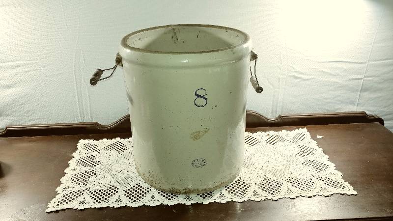 lot 43 image: Redwing 8 Gallon Crock