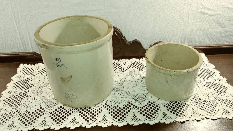 lot 40 image: Redwing Crock and Smaller Crock
