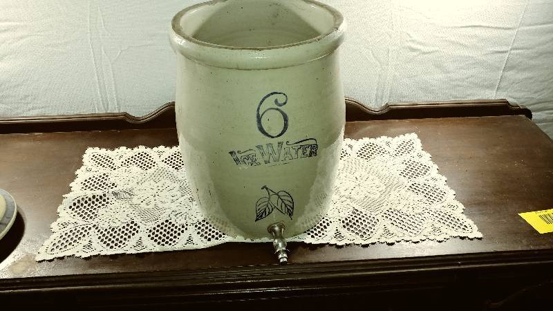 lot 44 image: Redwing Birch Leaf 6 Gallon Crock