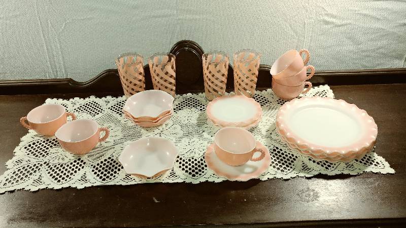 lot 62 image: Vintage Pink Dish Set