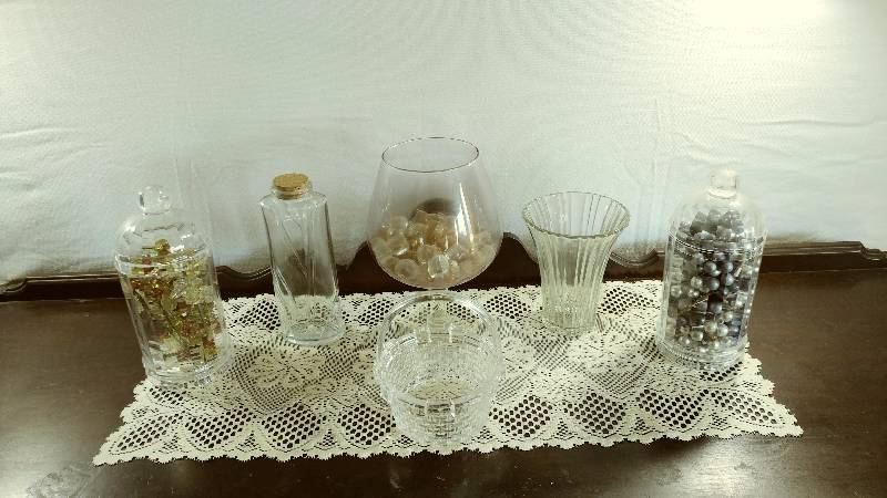 lot 102 image: Glass Decor