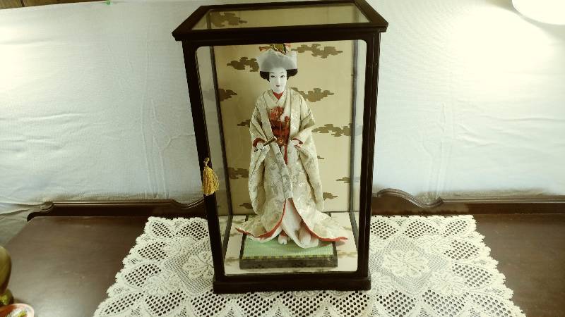 lot 8 image: Japanese Geisha Doll in Display Case