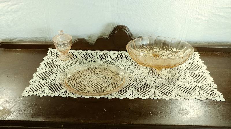 lot 114 image: Pink Depression Glass Dcor