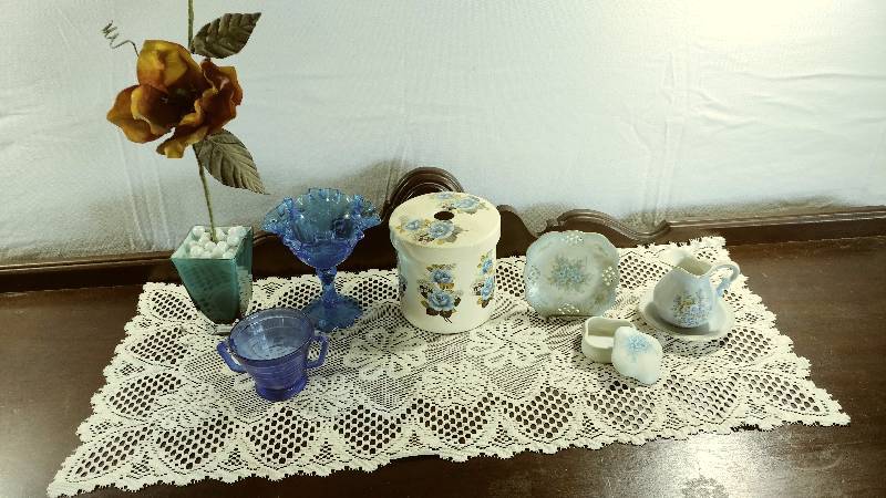 lot 117 image: Blue Themed Dcor
