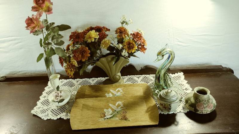 lot 119 image: Swan and Floral Decor