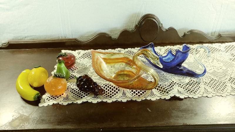 lot 122 image: Glass Swan Bowls and Glass Fruit