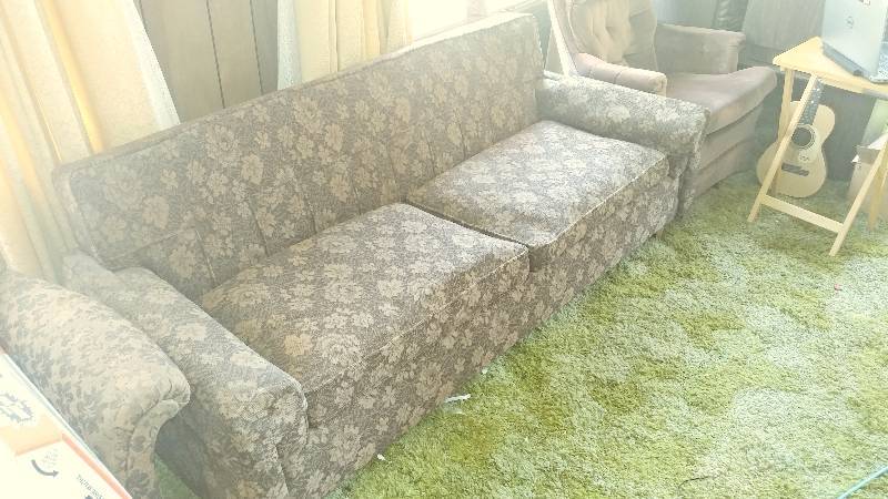 lot 10 image: Vintage Floral Sofa