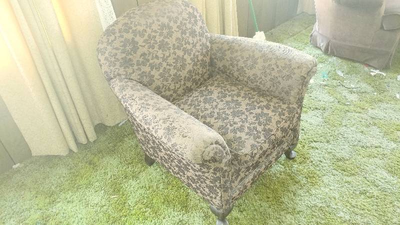 lot 11 image: Vintage Floral Chair