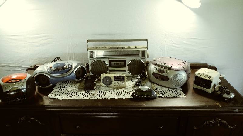 lot 133 image: Selection of Radios and Alarms