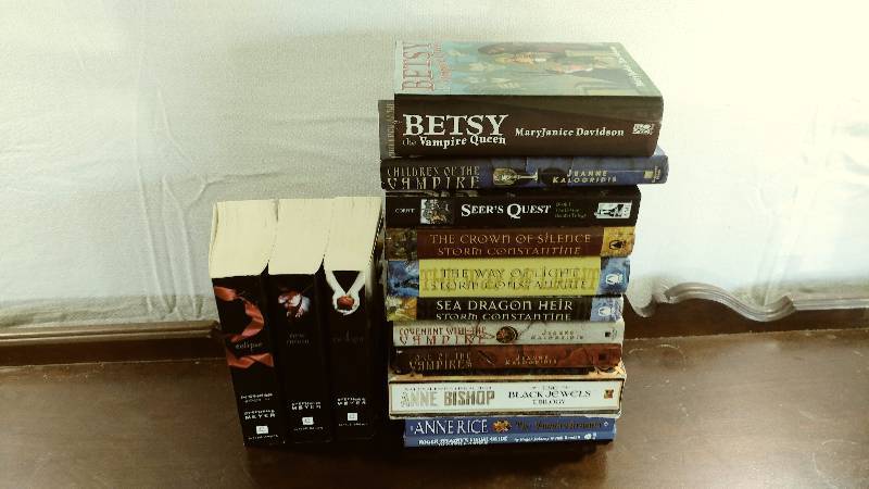 lot 165 image: Twilight Books and Others
