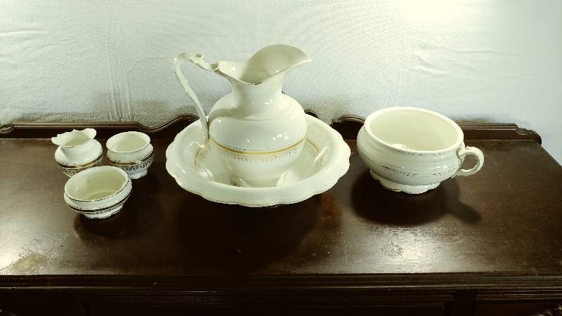 lot 174 image: White and Gold Porcelin Chamber Set