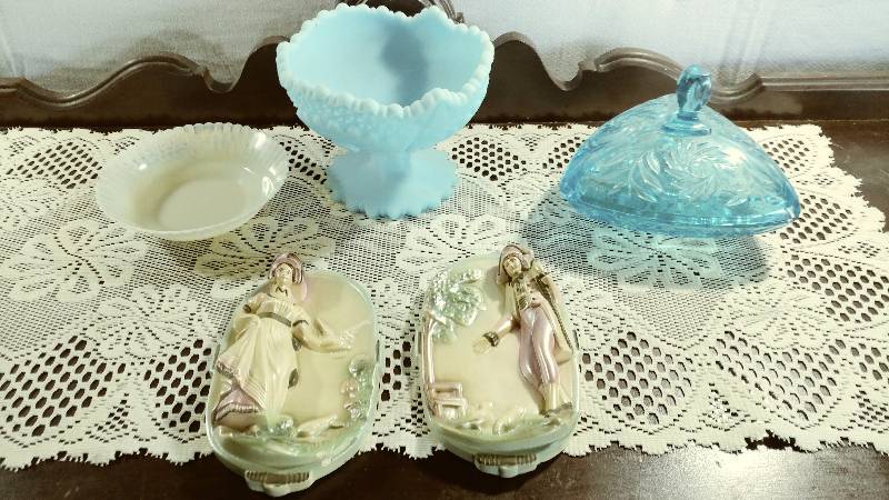 lot 176 image: Blue-themed Room Dcor