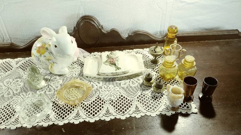 lot 182 image: Miscellaneous Decor
