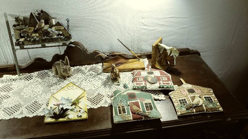 lot 186 image: Farm Themed Dcor