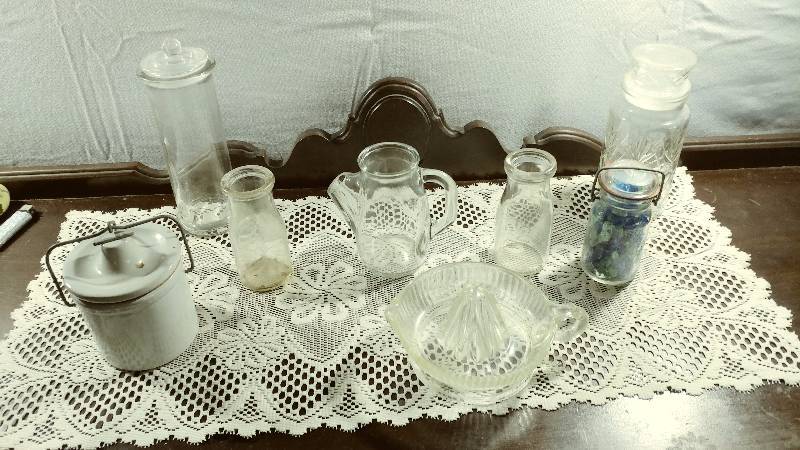 lot 187 image: Various Glass Items