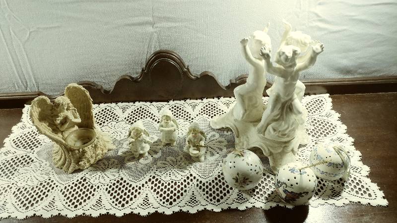 lot 190 image: Angels and Cherebs