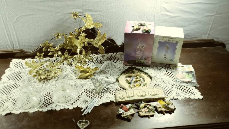 lot 191 image: Hummingbird Decor