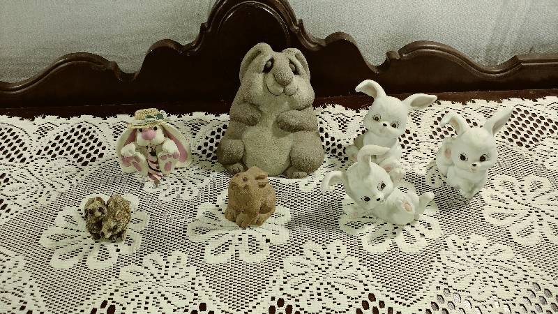 lot 197 image: Rabbit Decor