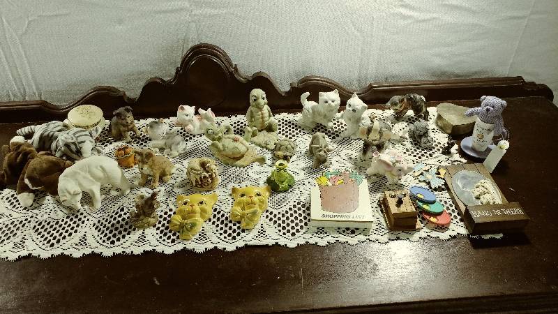 lot 199 image: Collection of Figurines