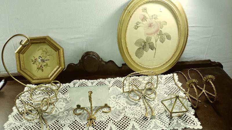 lot 201 image: Assortment of Brass Decor