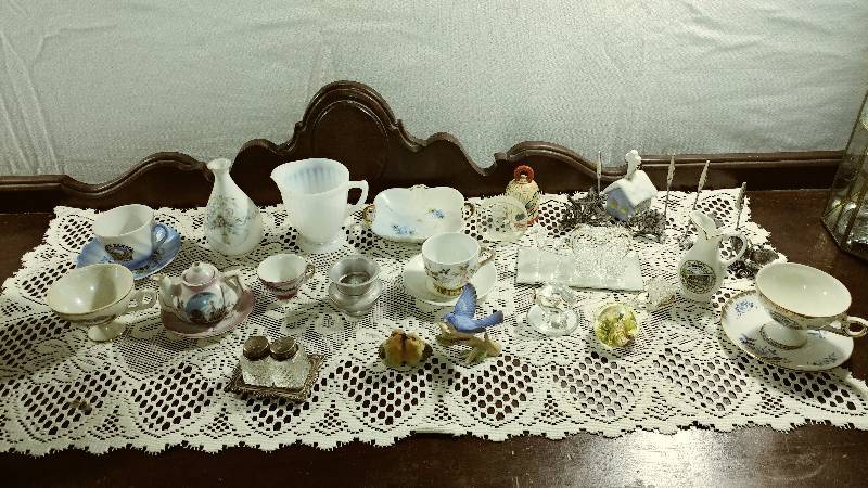 lot 204 image: Collectibles